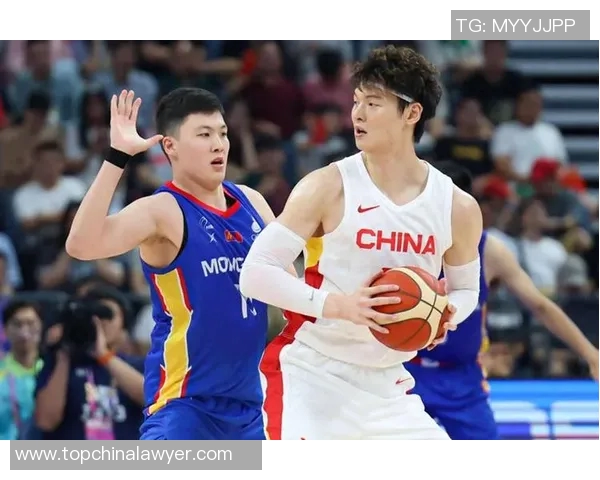 王哲林领衔上海队征战CBA新赛季展现篮球风采与团队精神